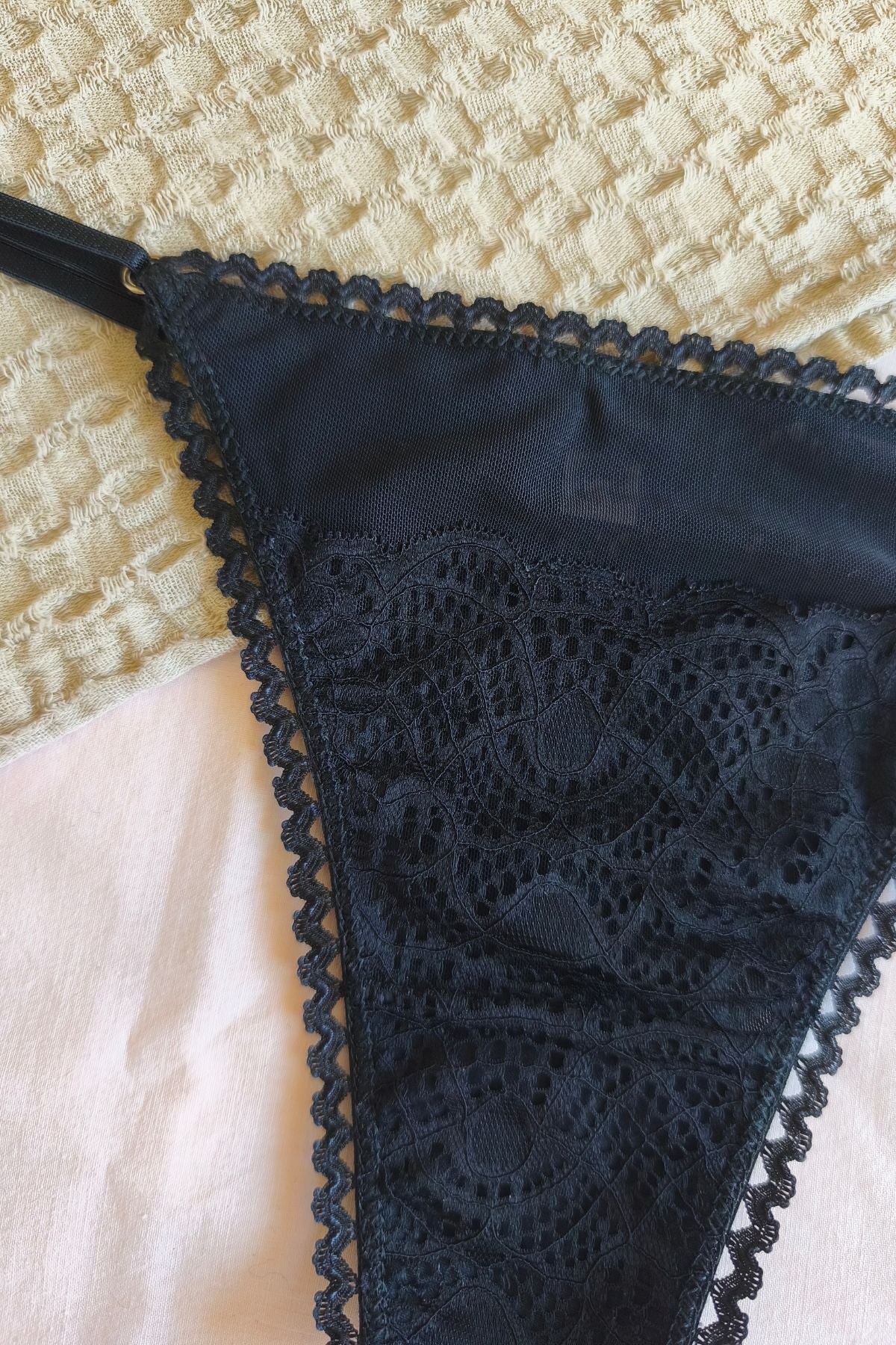 Tanga less microtul negro con puntilla delantero – Qué Tupé