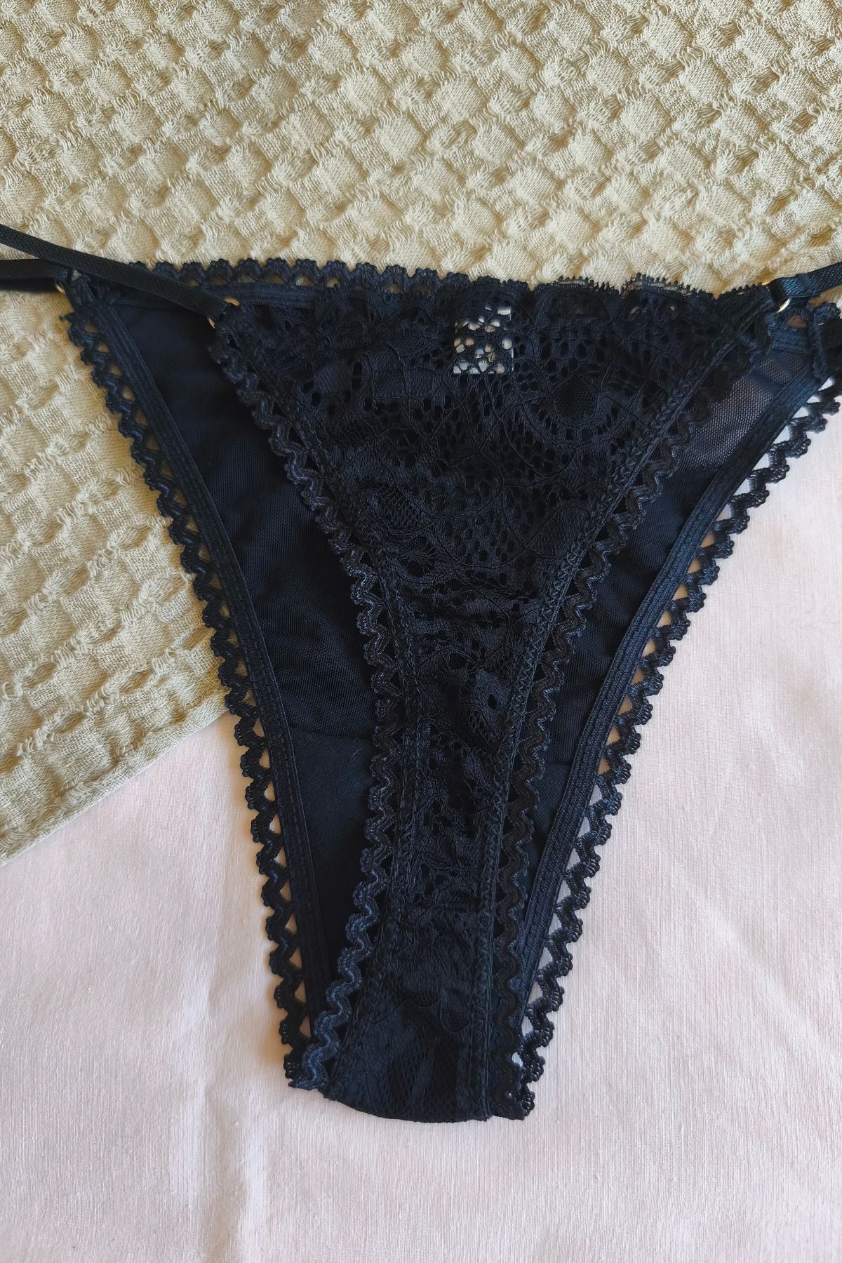 Tanga less puntilla negra espalda corte less – Qué Tupé