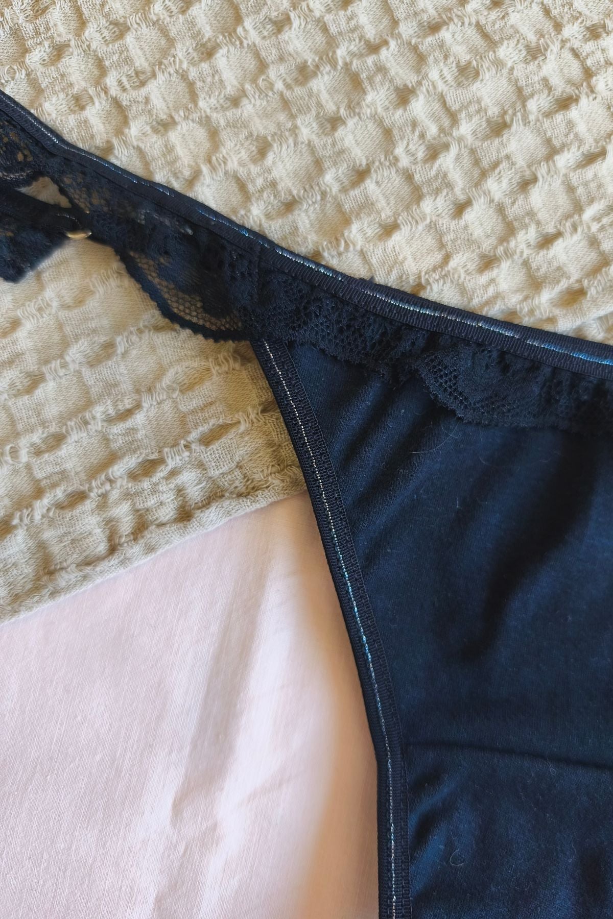 Detalle puntilla cintura tanga algodón negro – Qué Tupé