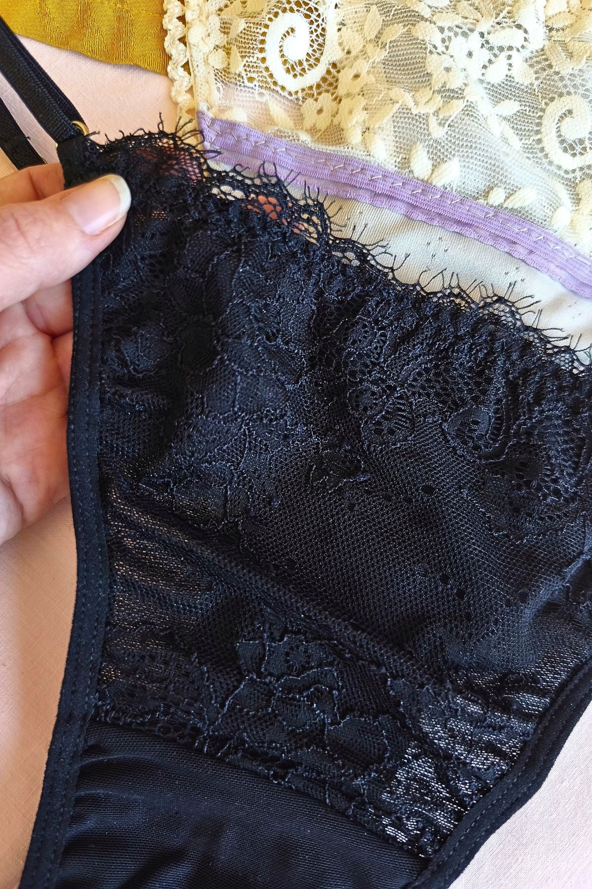 Detalle frontal tanga tiro alto negra con puntilla – Qué Tupé