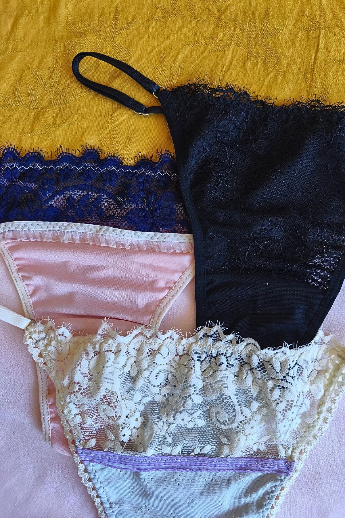 Detalle Set tres tangas tiro alto x3 – Qué Tupé