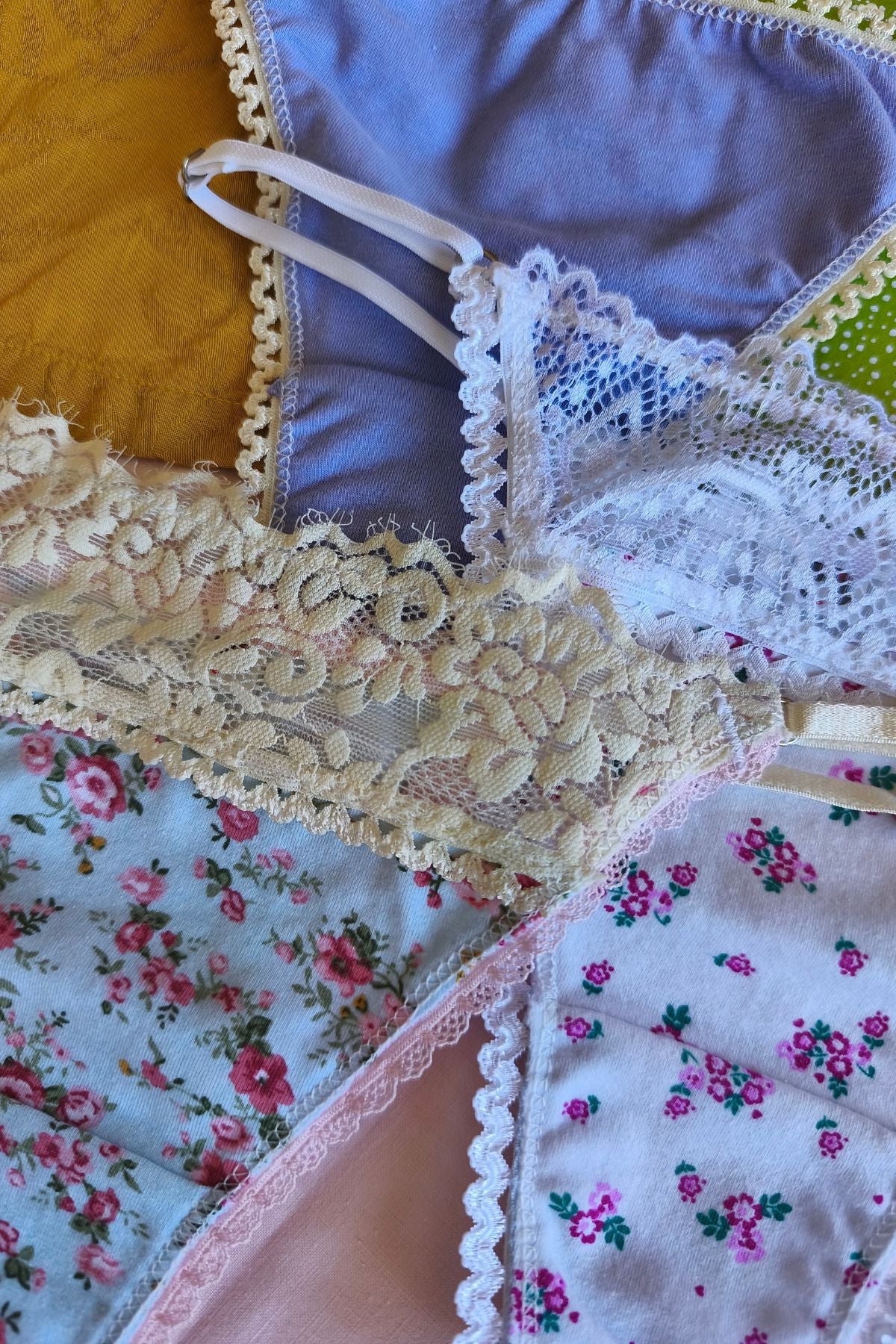 Detalle delanteros con puntilla y volados Set tres tangas algodón – Qué Tupé