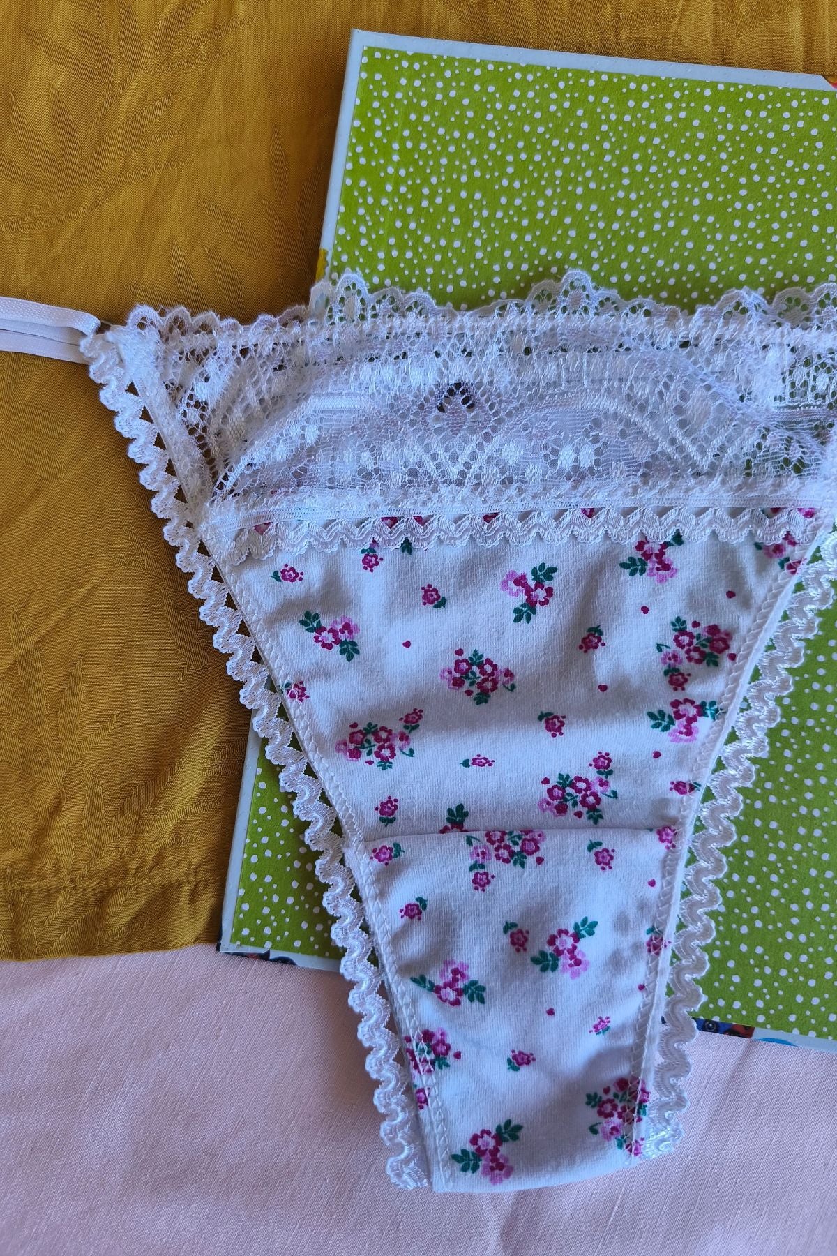 Detalle tanga algodón floreado con puntilla blanca – Qué Tupé