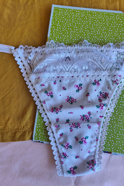 Detalle tanga algodón floreado con puntilla blanca – Qué Tupé
