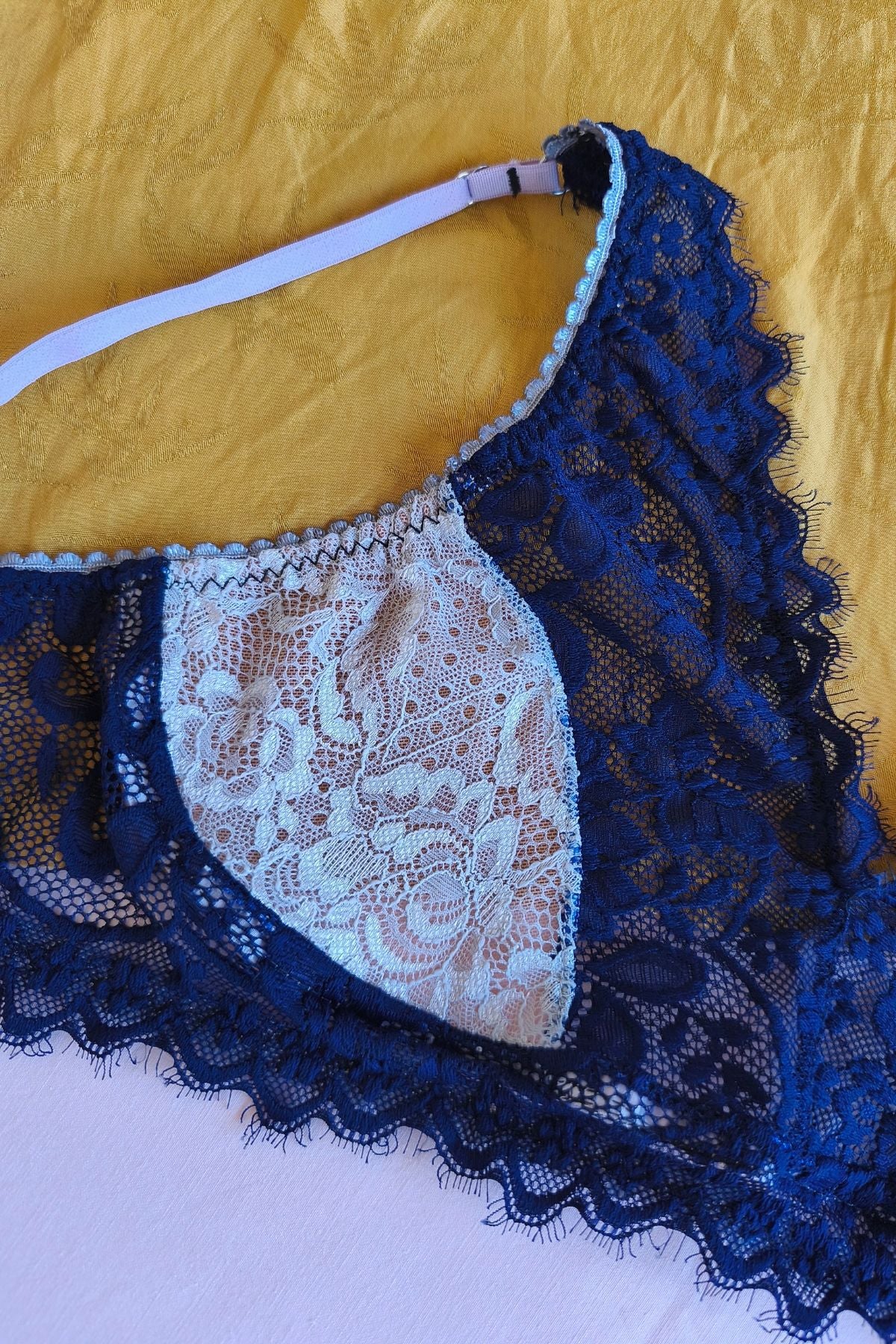 Detalle puntilla elastizada Corpiño Encanto azul – Qué Tupé