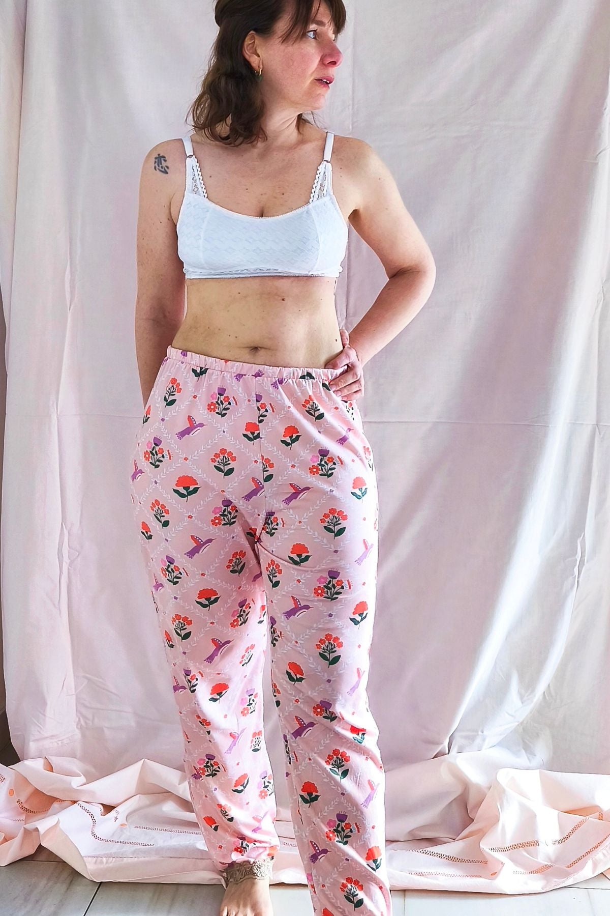 Pantalón de pijama largo, suelto y tiro alto. Pantalón puesto en modelo