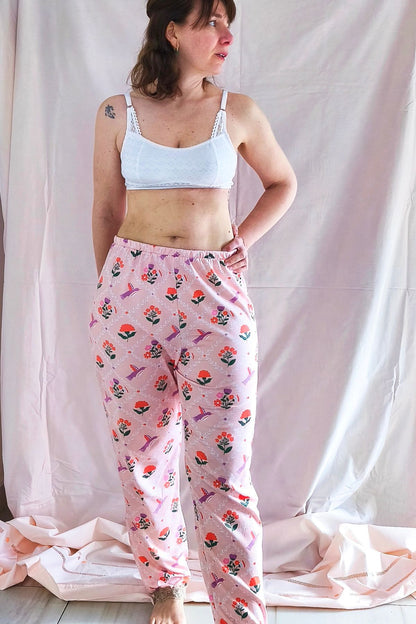 Pantalón de pijama largo, suelto y tiro alto. Pantalón puesto en modelo