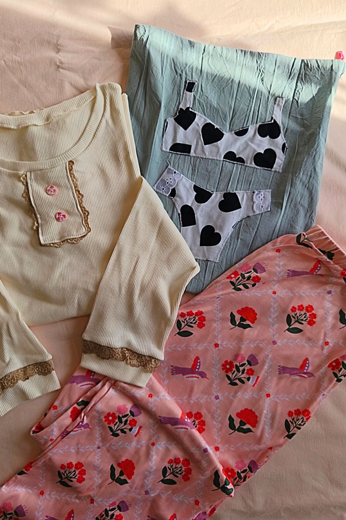 Detalle remera, pantalón y bolsita Pijama Edén corte holgado – Qué Tupé