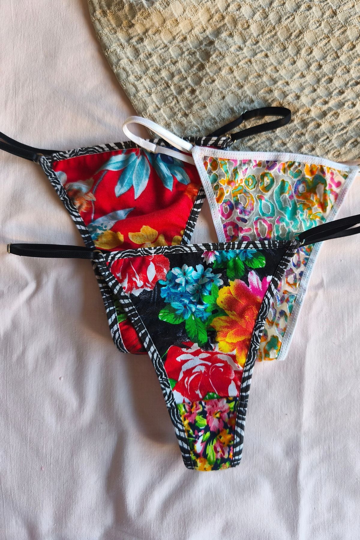 Detalle mix de estampas modal tanga less artesanal – Qué Tupé