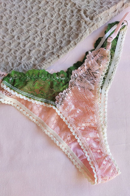 Detalle espalda tanga Less en V rosa y verde – Qué Tupé