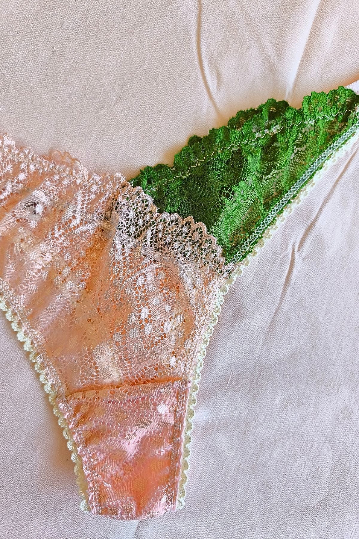 Detalle espalda tanga Less en V verde y rosa – Qué Tupé