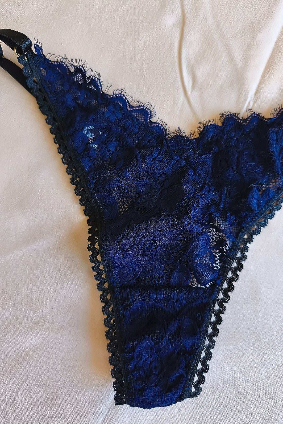 Tanga Less en V azul vista frontal – Qué Tupé