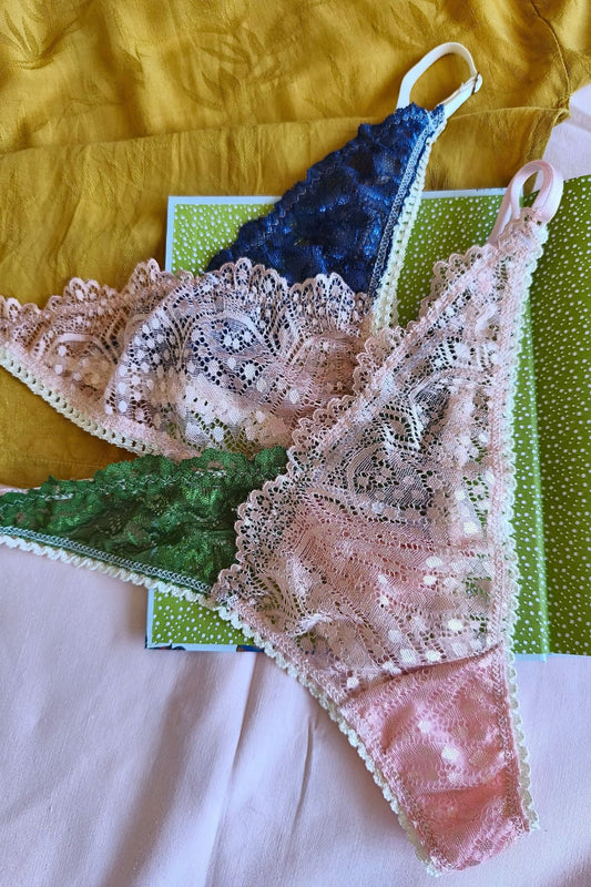 Set tangas Less en V dos unidades – Qué Tupé