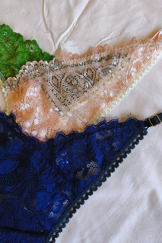 Detalle Set tangas Less en V rosa verde y azul – Qué Tupé