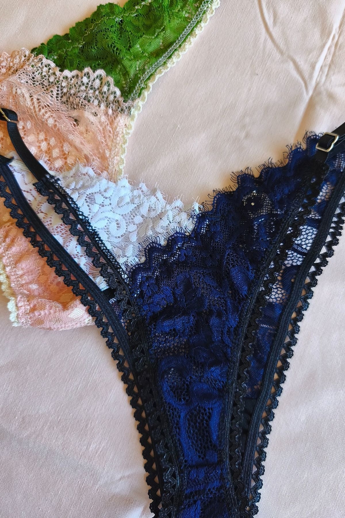 Detalle espalda tanga Less en V azul y blanco – Qué Tupé