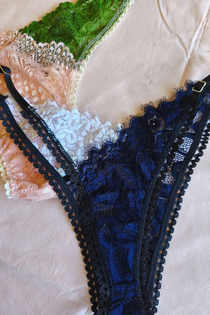 Detalle espalda tanga Less en V azul y blanco – Qué Tupé