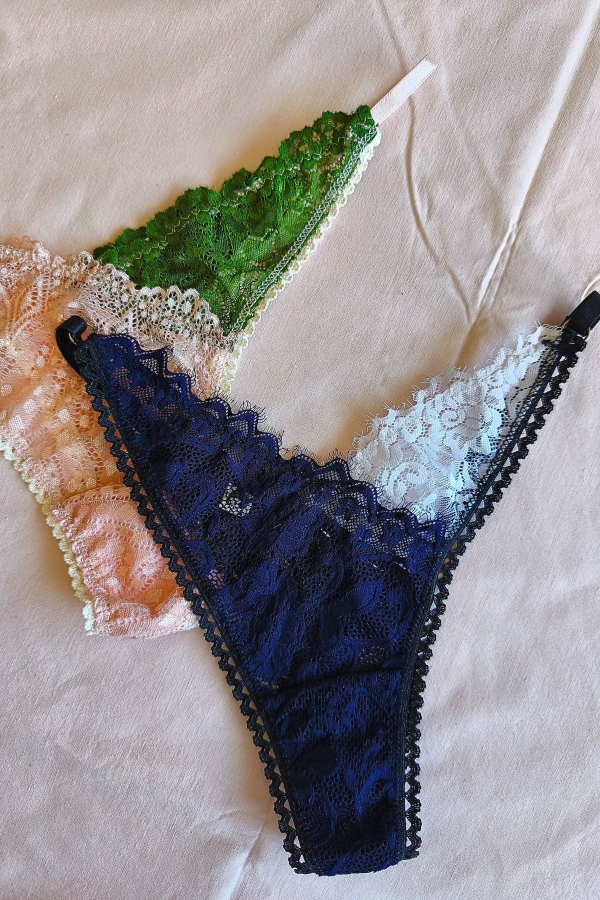 Set tangas Less en V verde rosa y azul blanco – Qué Tupé