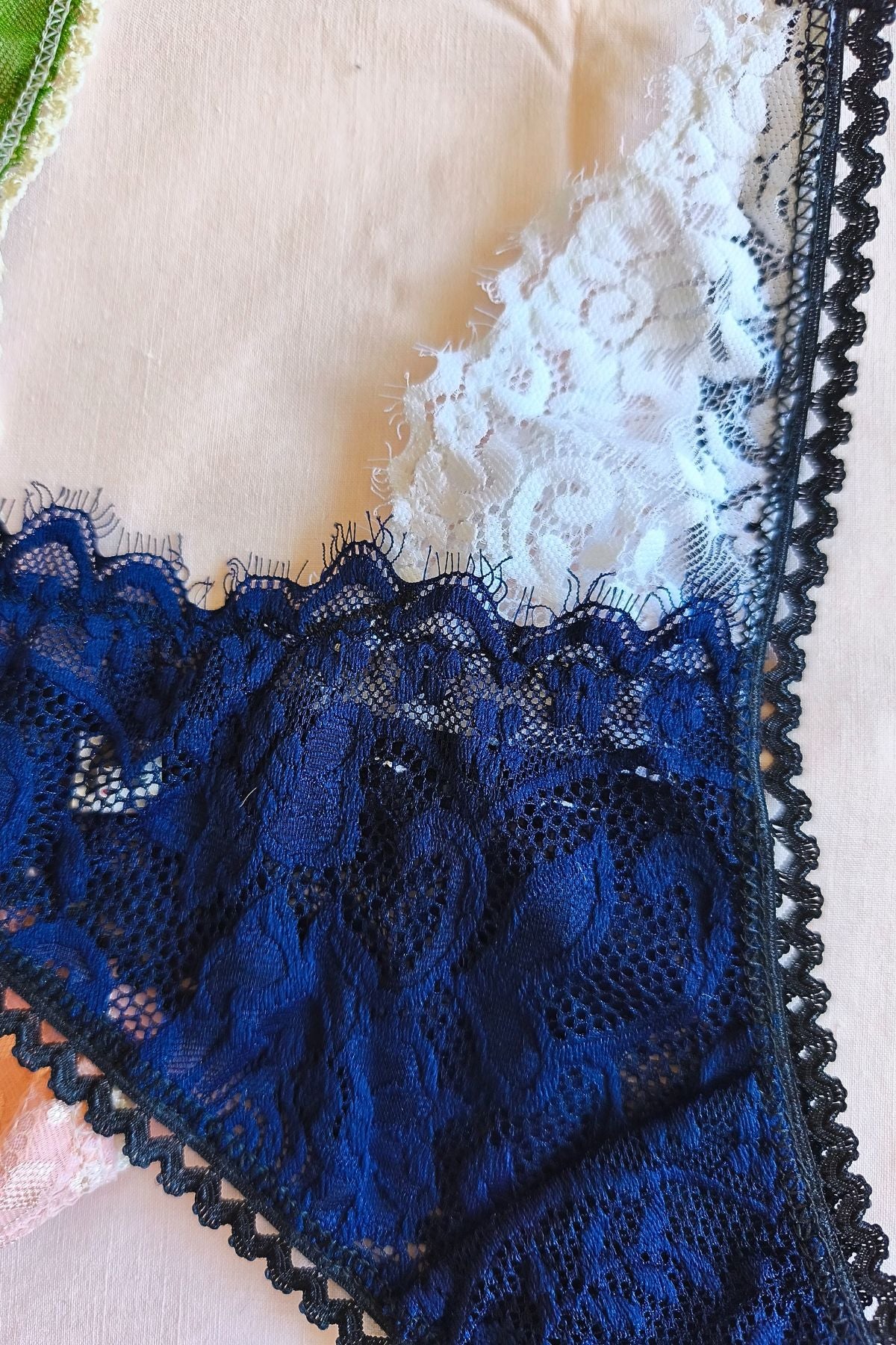 Detalle tanga Less en V azul y blanco con terminación pelos puntilla – Qué Tupé