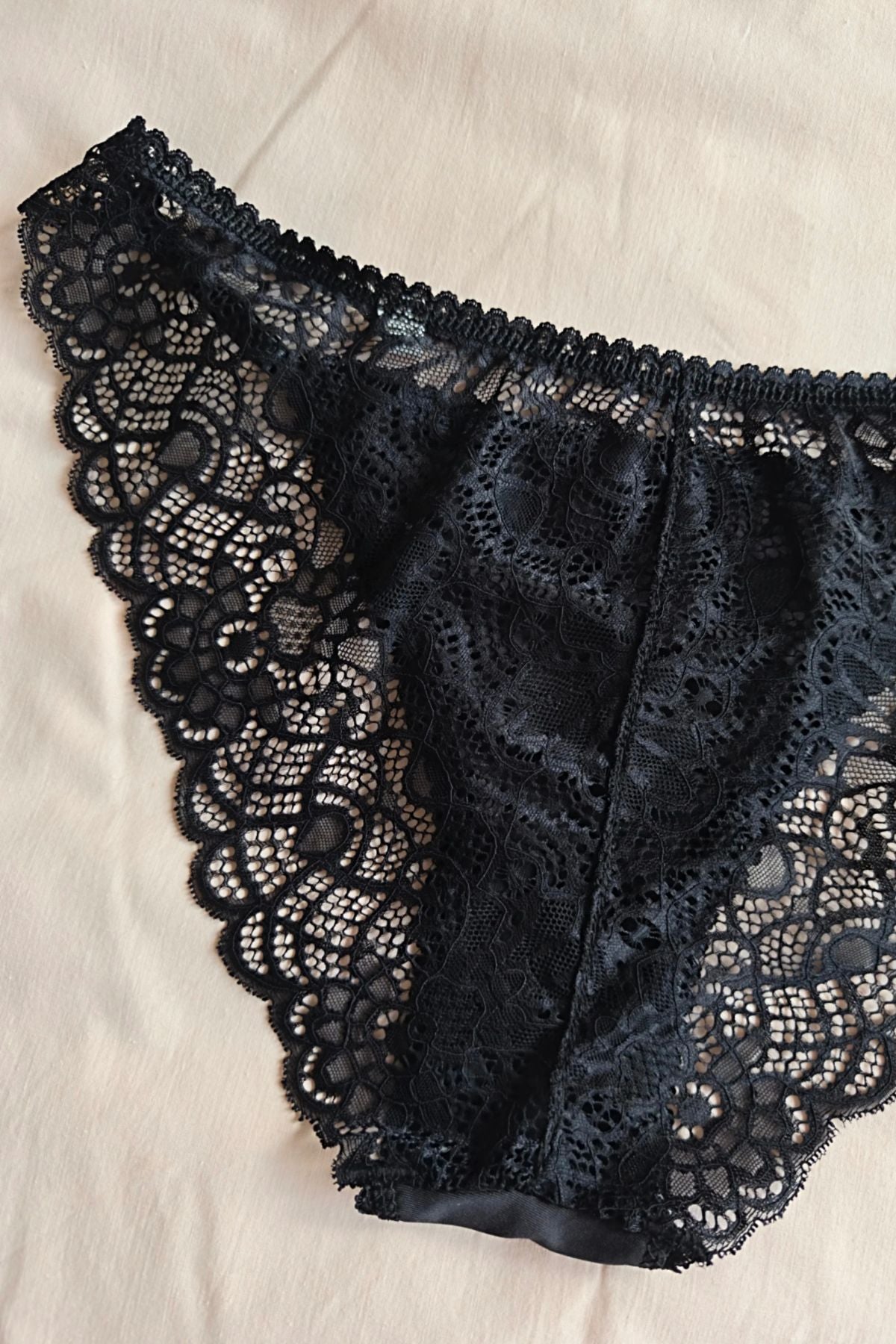 Detalle espalda puntilla vedetina Encanto negra – Qué Tupé