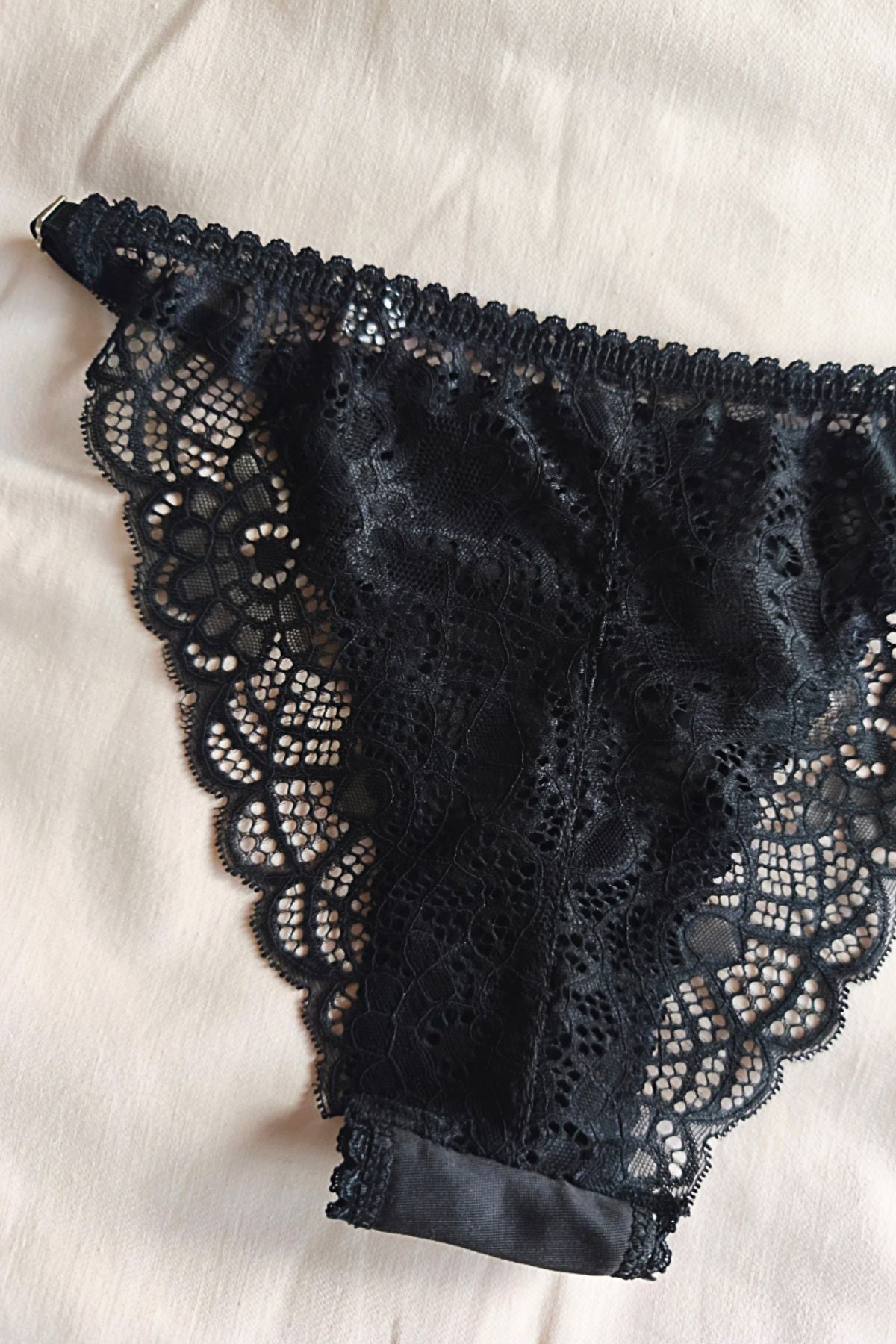 Detalle Puntilla Vedetina Encanto mini negra – Qué Tupé