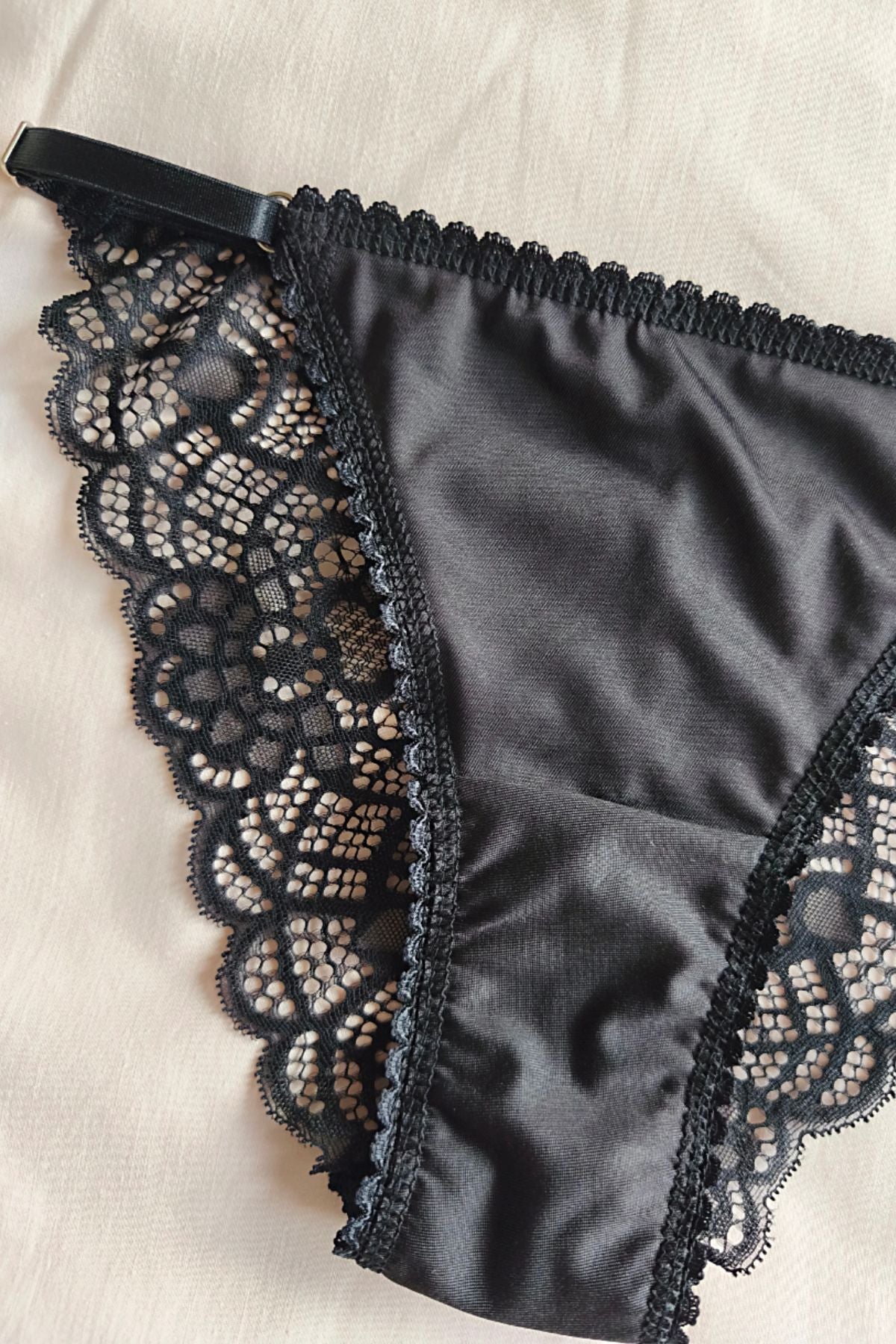 Detalle delantero microfibra vedetina Encanto Mini negra – Qué Tupé