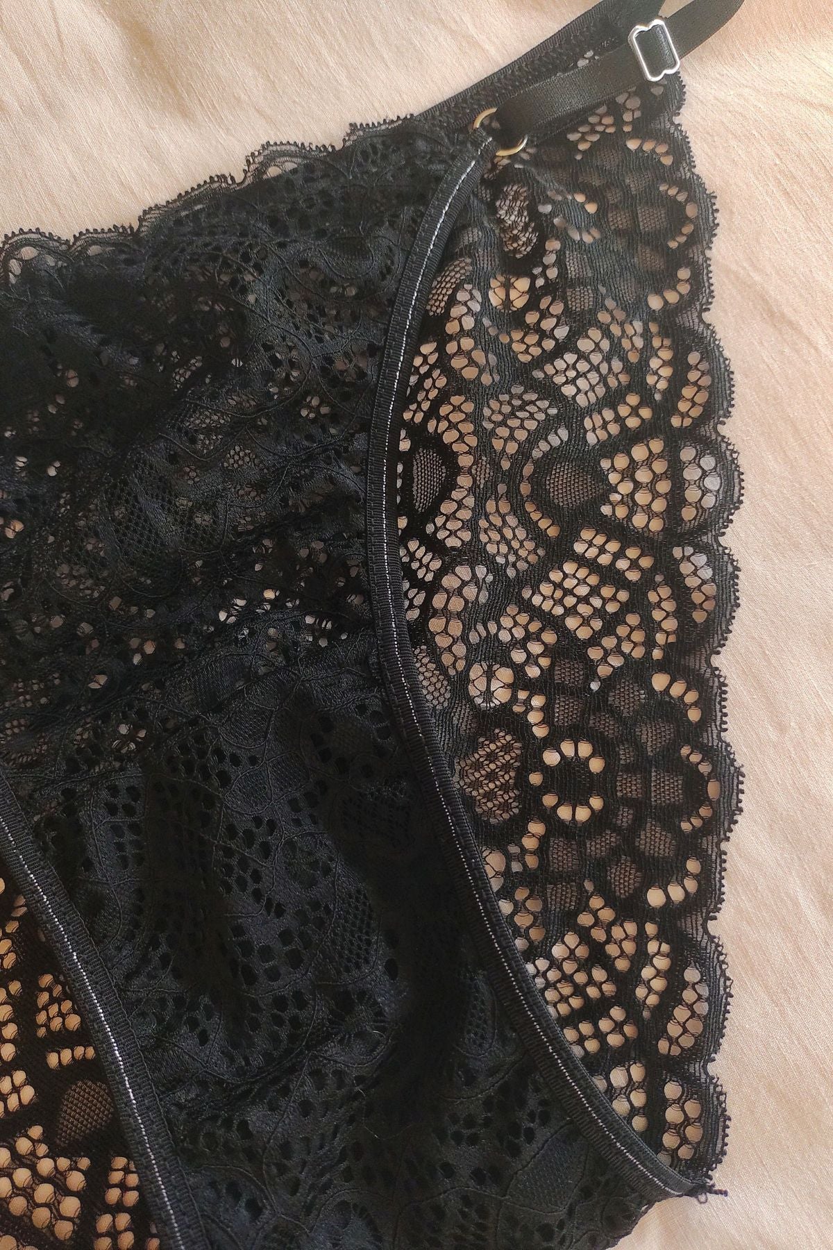 Detalle delantero vedetina Encanto Tesoro Mini puntilla negra  – Qué Tupé