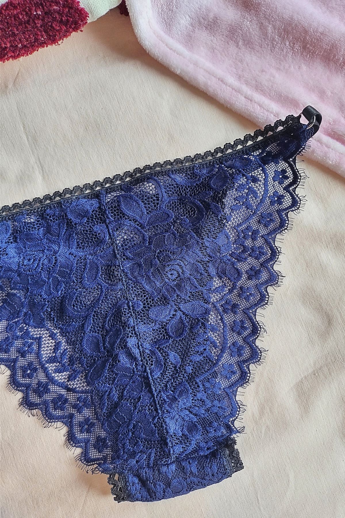 Detalle espalda vedetina Encanto Mini puntilla azul – Qué Tupé