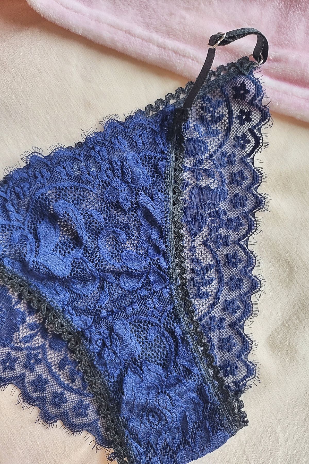 Detalle delantero vedetina Encanto Mini puntilla azul con terminación pelitos – Qué Tupé