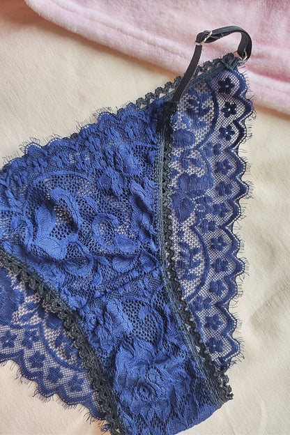 Detalle delantero vedetina Encanto Mini puntilla azul con terminación pelitos – Qué Tupé