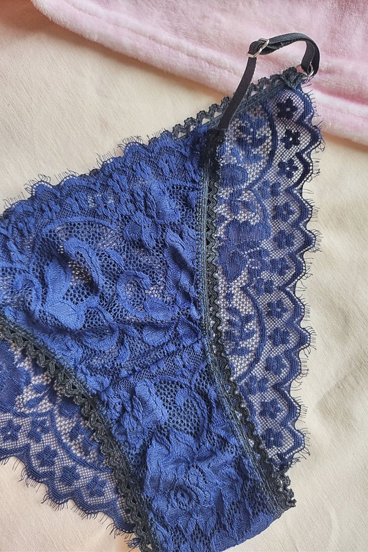 Detalle delantero vedetina Encanto Mini puntilla azul con terminación pelitos – Qué Tupé