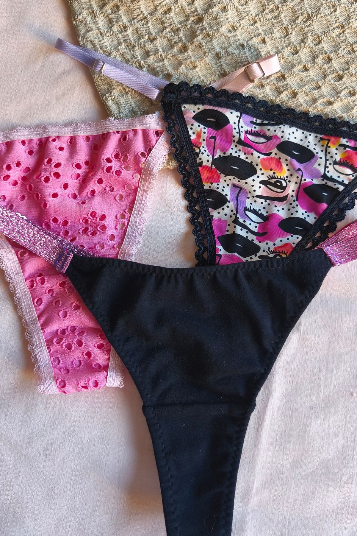 Detalle tanga broderie y microfibra bretel violeta – Qué Tupé