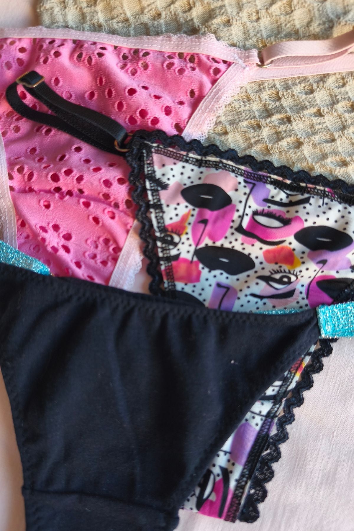 Detalle tanga broderie rosa y microfibra estampada – Qué Tupé