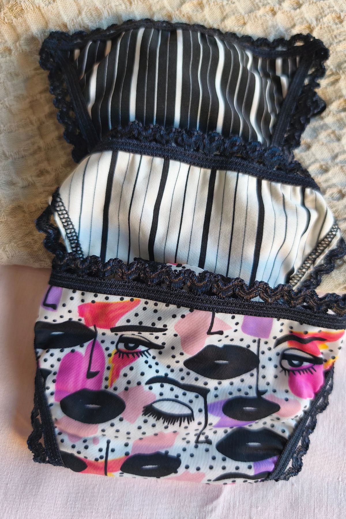Detalle estampado tanga less microfibra – Qué Tupé