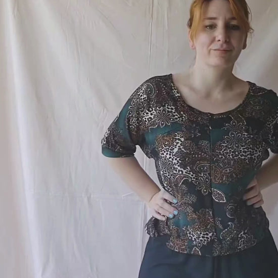 Video del conjunto comfy Aby. Buzo de lanilla estampado y pantalon largo negro.