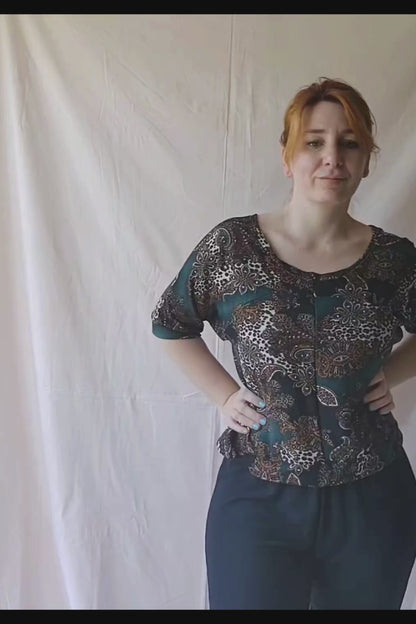 Video del conjunto comfy Aby. Buzo de lanilla estampado y pantalon largo negro.