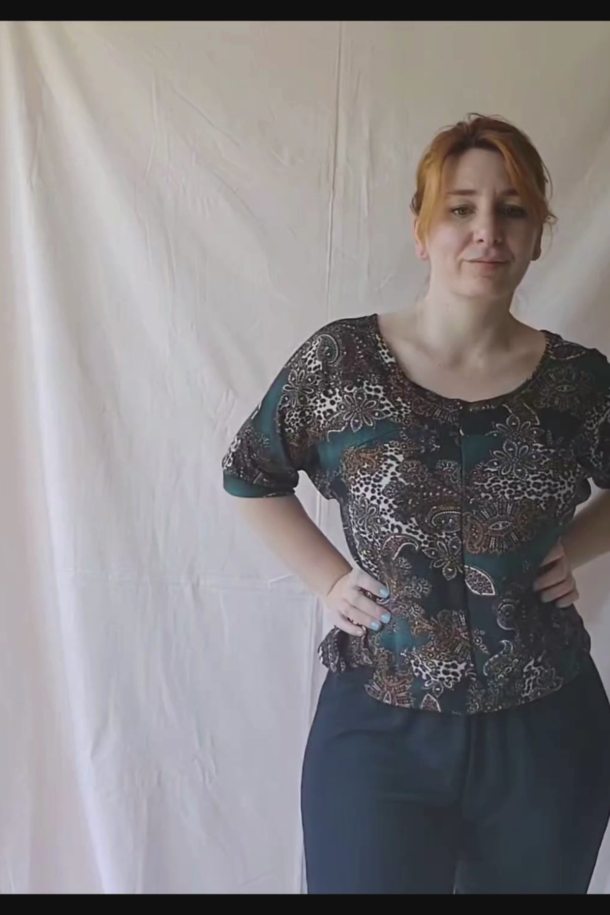 Video del conjunto comfy Aby. Buzo de lanilla estampado y pantalon largo negro.